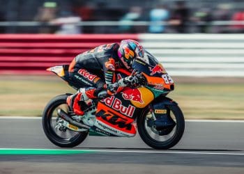 Rookie Álvaro Carpe surpreende ao liderar Treino do Moto3 com novo recorde de Silverstone