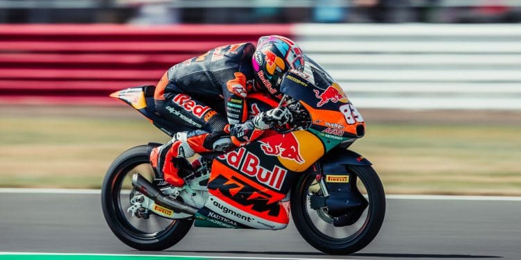 Rookie Álvaro Carpe surpreende ao liderar Treino do Moto3 com novo recorde de Silverstone