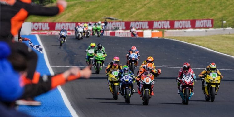 Jeffrey Buis recupera de sábado desastroso com vitória na corrida 2 do WSSP300 em Most