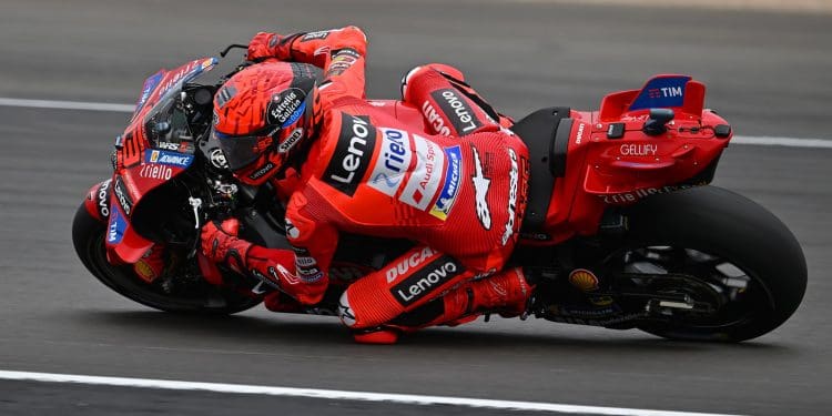 Marc Márquez revela ‘pesadelo’ em Silverstone: ‘Desde a lesão as curvas longas para a direita…; Estamos a pilotar a GP24, a mesma que o Álex’