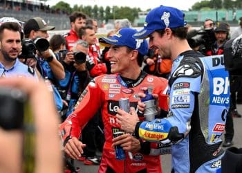 Marc Márquez revela, com humor, que atualmente o irmão Álex é o favorito da mãe: ‘Ela diz-me «Tens o suficiente, deixa-o ganhar»’