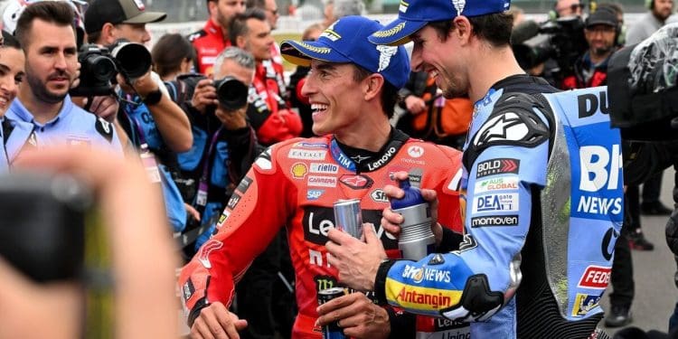 Marc Márquez revela, com humor, que atualmente o irmão Álex é o favorito da mãe: ‘Ela diz-me «Tens o suficiente, deixa-o ganhar»’