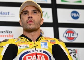 Lesão no pé direito durante o FP1 afasta Andrea Iannone do restante fim de semana do WSBK Most; Piloto com fraturas