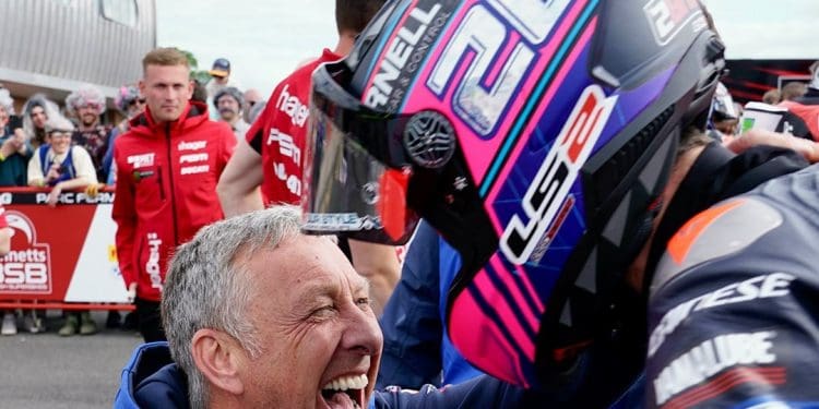 Bradley Ray vitorioso na corrida 1 do BSB em Donington Park