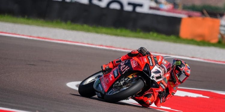 Nicolò Bulega arranca WSBK em Cremona como o mais rápido no FP1 e bateu Petrucci e Razgatlioglu, em sessão com várias quedas