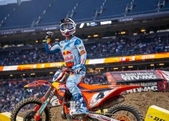 Chase Sexton domina em Denver enquanto Cooper Webb resiste à pressão final no AMA Supercross 450