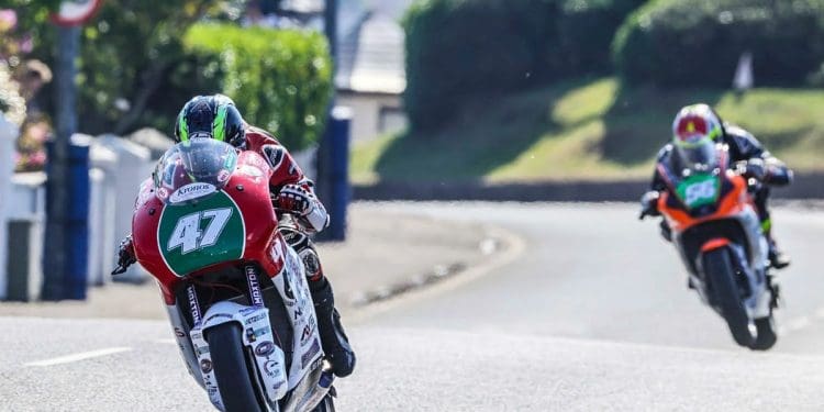 Emoções fortes: Richard Cooper e Paul Jordan venceram corridas Supertwin na NW200