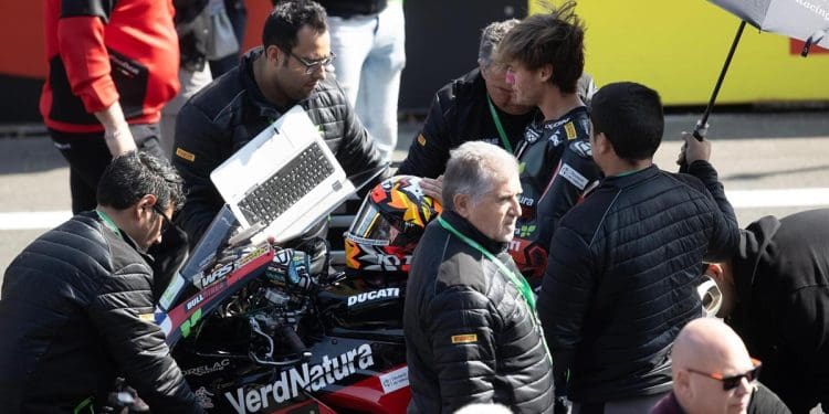 Jaume Masiá na frente do FP1 do WSSP em Cremona que teve bandeira vermelha