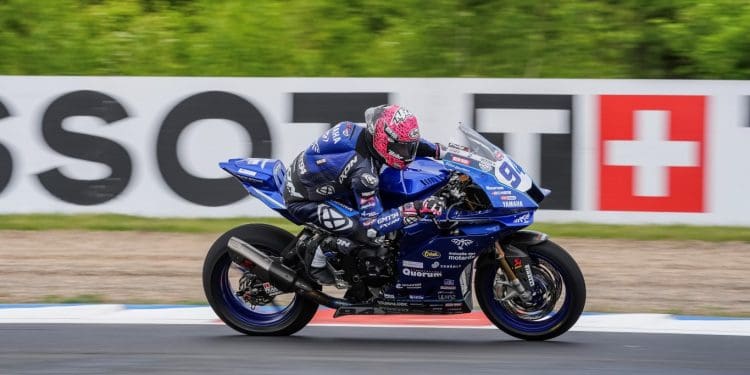 Lucas Mahias volta a brilhar e conquista pole seis anos depois; De Rosa faz história com a QJMOTOR