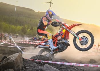 Manuel Lettenbichler arranca defesa do título do Hard Enduro com triunfo dominante no Reino Unido