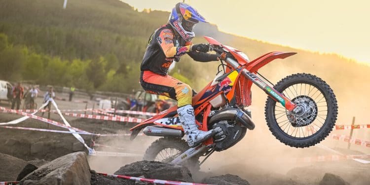Manuel Lettenbichler arranca defesa do título do Hard Enduro com triunfo dominante no Reino Unido