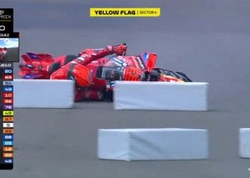Vídeo: Marc Márquez escorrega e cai quando liderava em Silverstone