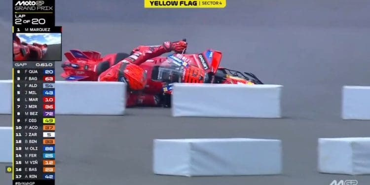 Vídeo: Marc Márquez escorrega e cai quando liderava em Silverstone