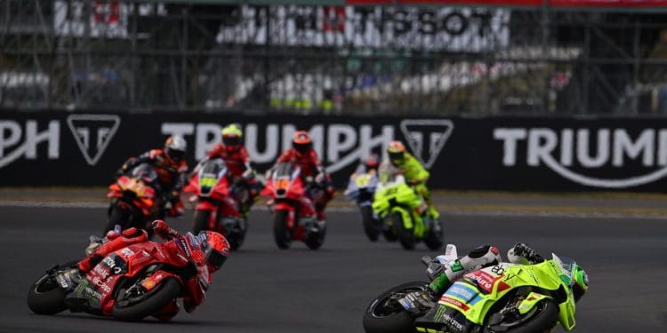 Batalha em Silverstone entre Franco Morbidelli e Marc Márquez animou final de GP