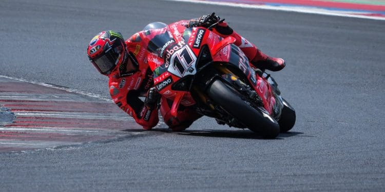 Nicolò Bulega bate Toprak Razgatlioglu por 0.04snos instantes finais do segundo dia de testes em Misano