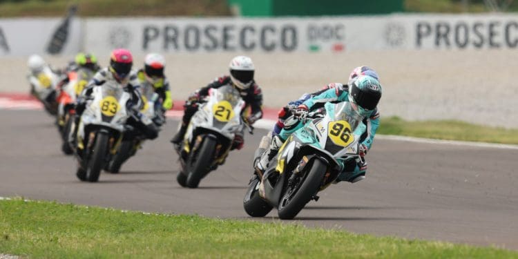 Roberta Ponziani conquistou primeira vitória no WorldWCR com ultrapassagem decisiva sobre María Herrera na última volta