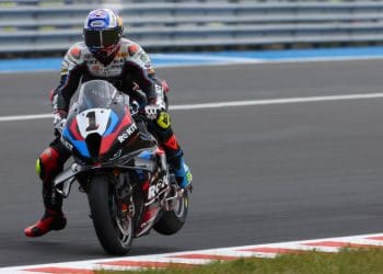 Toprak Razgatlioglu impõe-se à chuva e lidera sexta-feira em Most; Bulega resiste após queda aparatosa