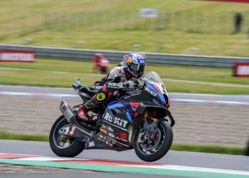 Toprak Razgatlioglu liderou FP1 do WSBK em Most; Sessão teve quatro bandeiras vermelhas devido a queda de Bulega, Iannone e não só