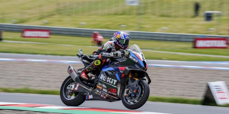 Toprak Razgatlioglu liderou FP1 do WSBK em Most; Sessão teve quatro bandeiras vermelhas devido a queda de Bulega, Iannone e não só