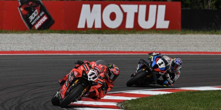 Toprak Razgatlioglu e Nicolò Bulega reencontram-se em Most: Duelo pode ser decisivo no desfecho Mundial de Superbikes