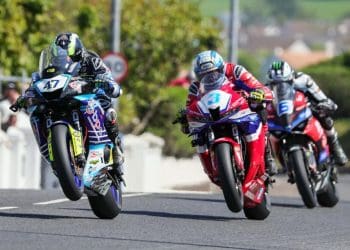 Richard Cooper triunfou em incrível luta a três nas Supersport na NW200