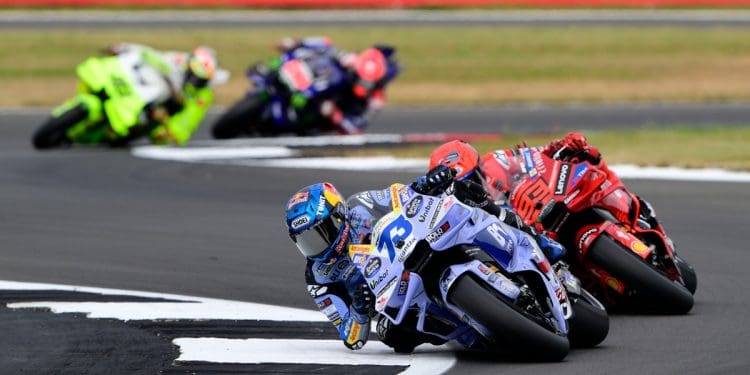 Com sorte à mistura, como as regras «salvaram» os irmãos Márquez em Silverstone