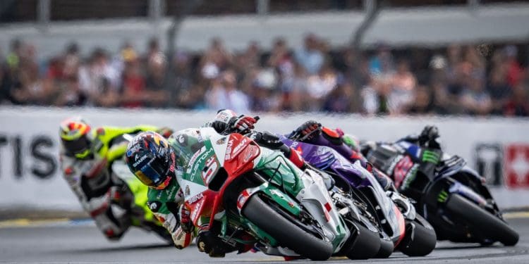 Johann Zarco conquista Le Mans com decisão de última hora que surpreendeu Marc Márquez