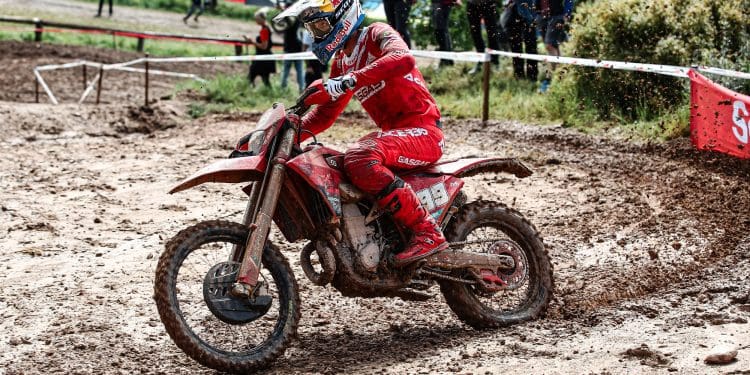 Andrea Verona destrona Josep García na lama de Oliana e vence o segundo dia do EnduroGP de Espanha