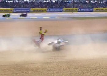 Vídeo: O atropelo a Eric Granado, acabado de cair momentos antes, que valeu a fratura da tíbia do brasileiro, em incidente com Raffaele Fusco