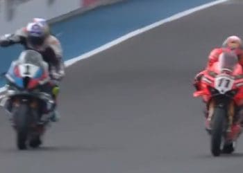 Vídeo: O momento em que Nicolò Bulega bate Toprak Razgatlioglu na corrida 2 do WSBK em Most, praticamente em cima da linha da meta
