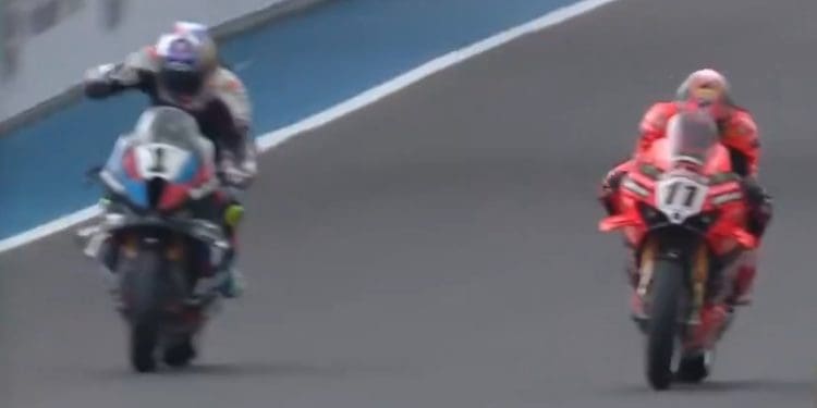 Vídeo: O momento em que Nicolò Bulega bate Toprak Razgatlioglu na corrida 2 do WSBK em Most, praticamente em cima da linha da meta