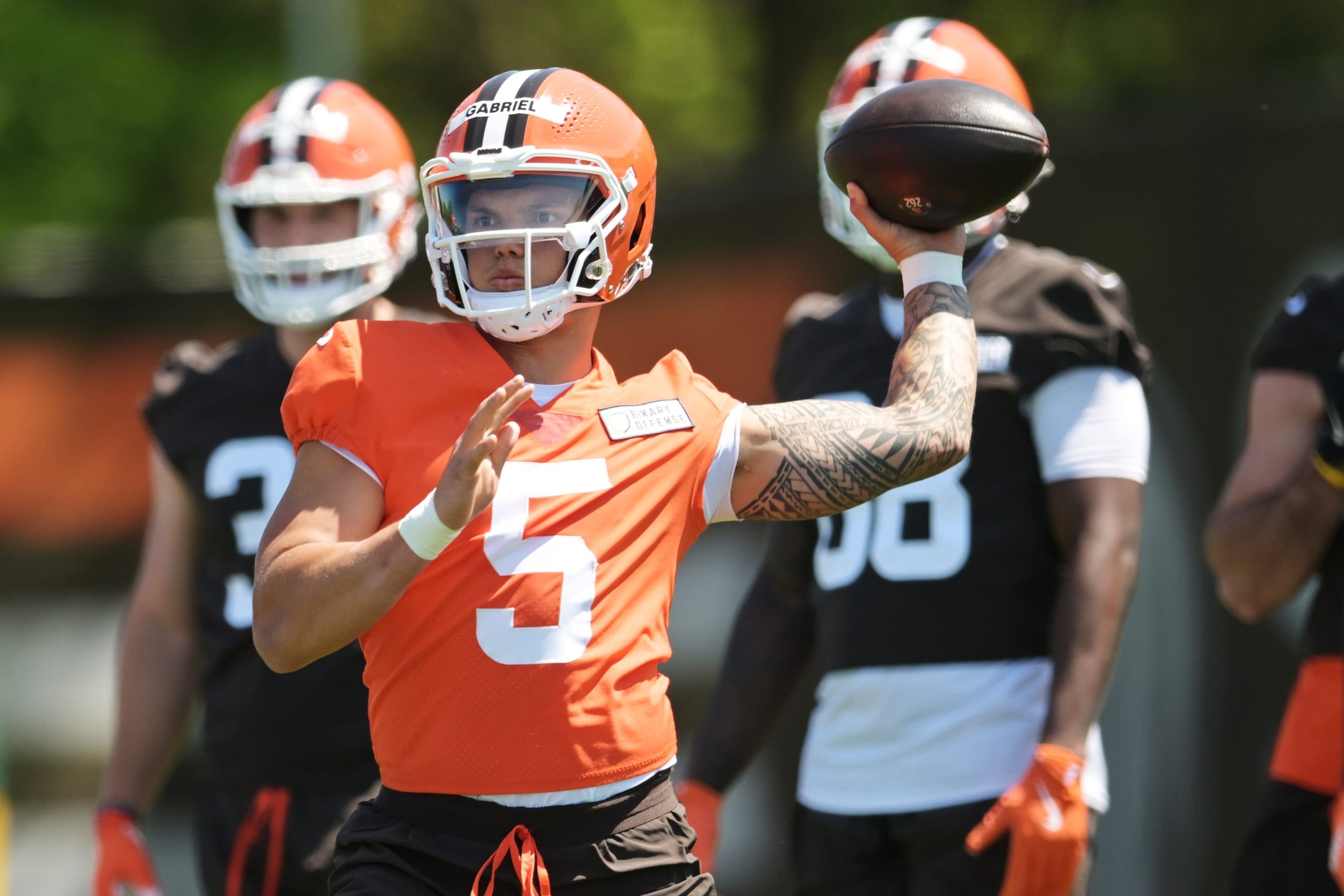 I Cleveland Browns affrontano un'epica sfida tra quarterback, con i rookie  Dillon Gabriel e Shedeur Sanders che si uniscono al veterano Joe Flacco per  la battaglia del training camp. - Motociclismo