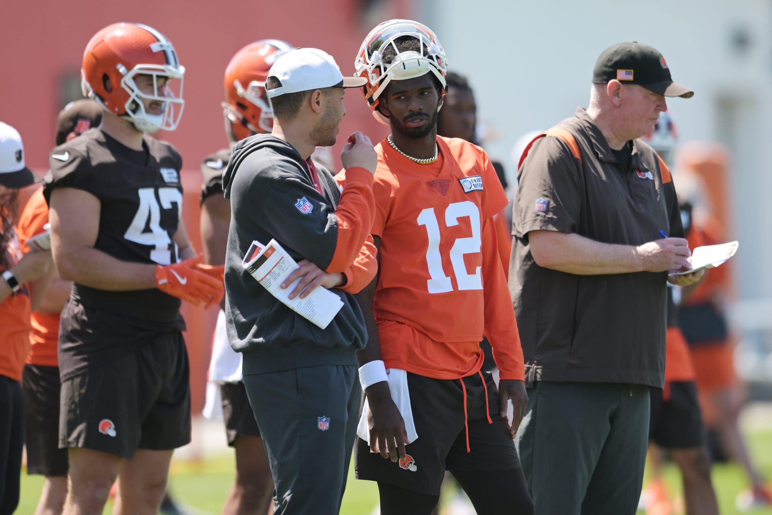 Les Cleveland Browns bouleversent leur effectif avec Shedeur Sanders et  Dillon Gabriel dans un audacieux pari sur le poste de quarterback. -  Motociclismo