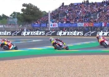 Vídeo: O momento de drama final na corrida de Moto3 que «abriu» a porta a Rueda para a vitória e valeu a penalização a Muñoz