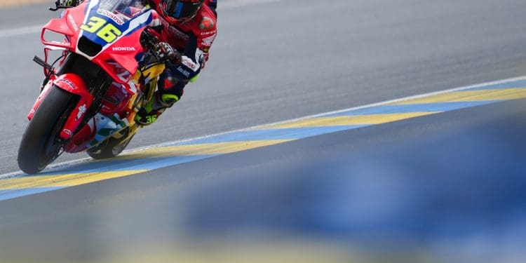 Joan Mir encaminhado ao hospital após queda na corrida em França