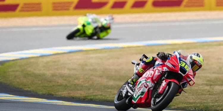 Joan Mir na frente de warm-up encurtado no GP de França; Miguel Oliveira em 16.º