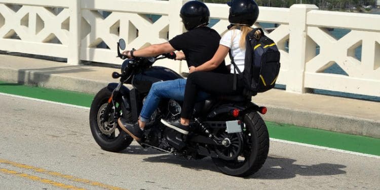 Conduzir com passageiro: Sete dicas essenciais para levar alguém consigo de moto, em segurança e conforto