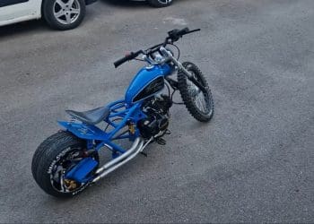 Vídeo: Como um carrinho de armazém se tornou numa moto (muito) invulgar