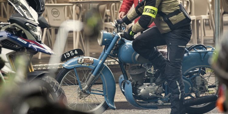 Clássicos sobre duas rodas desafiam o mau tempo no Portugal Lés-a-Lés Classic