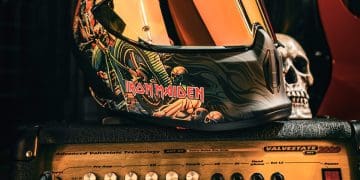 Se é fã de metal e anda de moto, estes capacetes são para si