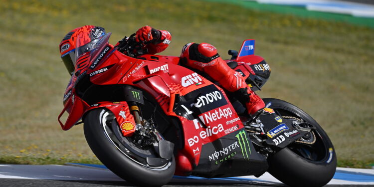 Fibra de guerreiro: Marc Márquez teve forte queda no FP1 mas  liderou abertura do MotoGP em Assen