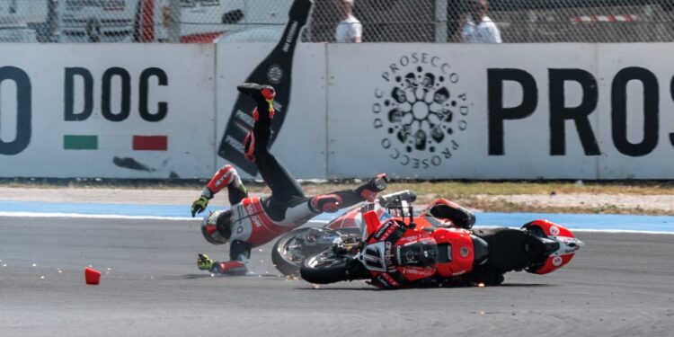 Galeria: Veja a queda assustadora entre Nicolò Bulega e Axel Bassani na corrida Superpole do WSBK em Misano