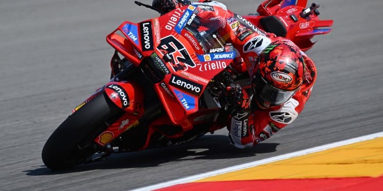 Bagnaia muda estilo de pilotagem: ‘Tive 30 metros de travagem com a roda bloqueada’
