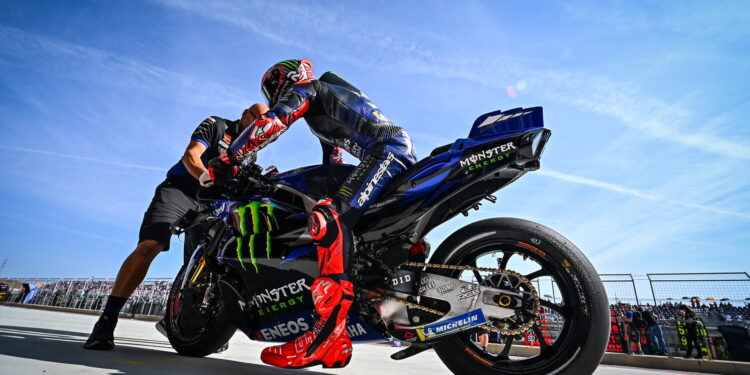 Fabio Quartararo foi a cara da Yamaha e dos problemas em Aragão: ‘Vibração na parte traseira, bloqueio na dianteira, sem aderência’