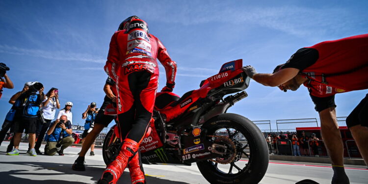 Marc Márquez continua a liderar testes do MotoGP a 2h30 para o final