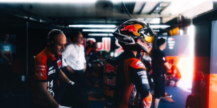 Da ‘mudança constante’ da vida, ao preferir não se ‘imaginar’ com a Ducati, Pedro Acosta mantém-se fiel à KTM