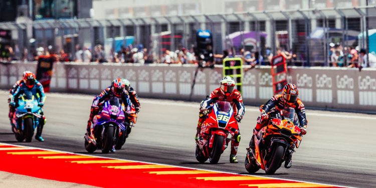 Maverick Viñales ‘pilotou como os melhores’ após sustos na qualificação com highsides