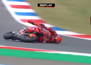 Vídeo: Não foi o melhor arranque em Assen! Marc Márquez caiu no FP1 com aparato e mostrou-se queixoso
