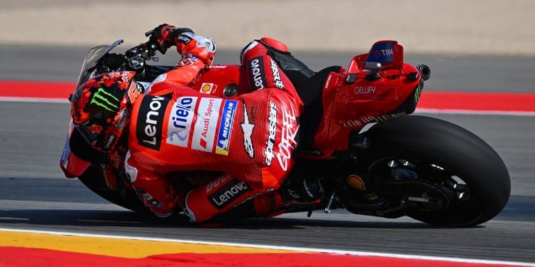 Pecco Bagnaia «sugere» algo alternativo para tentar resolver os seus problemas, com outros pilotos em mente… para o ajudar