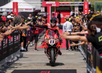 Nicolò Bulega destroi recorde de Misano mas ainda pode perder o lugar; Axel Bassani coloca Bimota na primeira fila, inédito desde 1989